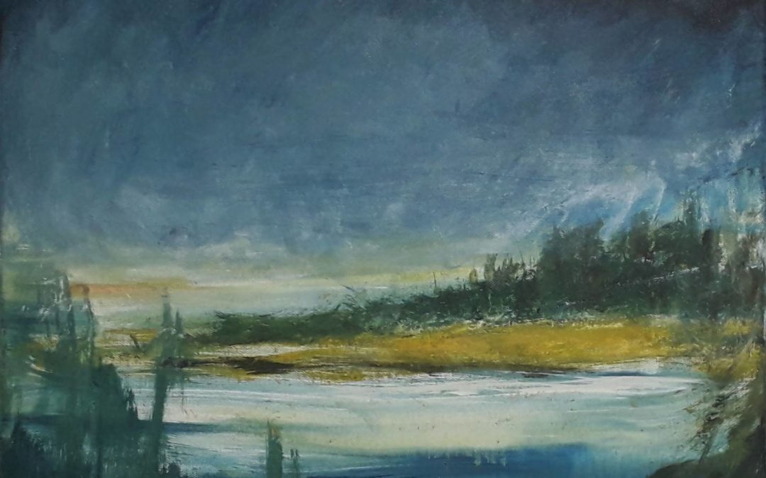 Strand med mørke skyer