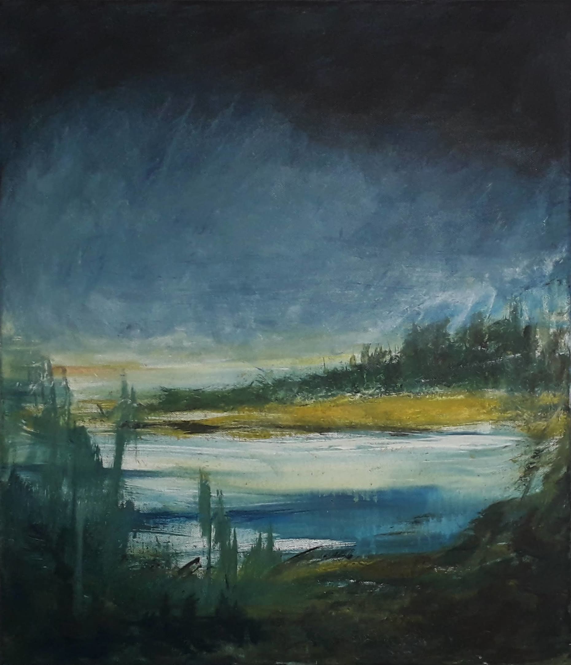 Strand med mørke skyer